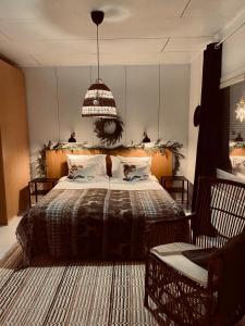 una camera da letto con un letto e un lampadario di Villa Oinas a Tervola