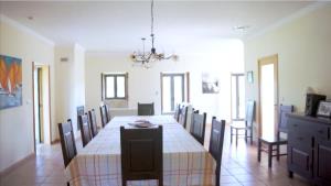 een eetkamer met een lange tafel en stoelen bij Quinta de Agriboa House in Cepões