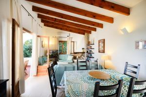 une salle à manger avec une table et des chaises dans l'établissement Chalet Addaya, à Port d'Addaia