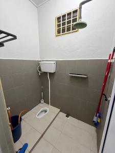 Koupelna v ubytování Home Stay Tok Ayah + 5 fotografií
