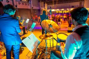 un groupe de personnes jouant de la musique lors d'un concert dans l'établissement Chalet Addaya, à Port d'Addaia 119 autres photos