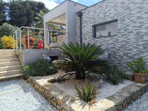 een bakstenen huis met planten ervoor bij Studio terrasse au calme près de Narbonne in Narbonne +15 foto's