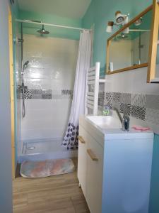 een badkamer met een bad, een wastafel en een douche bij Studio terrasse au calme près de Narbonne in Narbonne