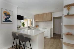 Kuchyň nebo kuchyňský kout v ubytování Beachwater Getaway Close to Walks Shops & Dining