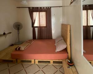 ein Schlafzimmer mit einem Bett in einem Zimmer in der Unterkunft Villa Éden in Dakar