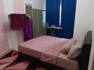 Postel nebo postele na pokoji v ubytování Ian's homestay II tanahrata chighlands