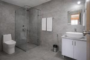 Phòng tắm tại Hotel Classic Crown - #scenic mountain view #open terrace #parking #premium room with balcony #guest prefferred #best seling hotel in mussoorie