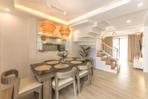 Køkken eller tekøkken på Tagaytay Staycation with Pool and Free Private Parking