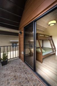 En eller flere senge i et værelse på Tagaytay Staycation with Pool and Free Private Parking + 34 billeder