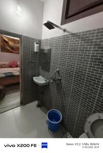 een badkamer met wastafel en toilet in een kamer bij Pink Floyd cafe & hotel , pushkar in Pushkar +50 foto's