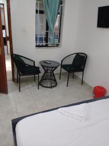 Giường trong phòng chung tại Downtown Ecopark Hotel