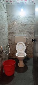 bagno con servizi igienici e secchio rosso di Vattavada budget cottages & Aframe a Vattavada