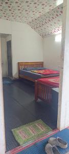 una camera con due letti e materassini sul pavimento di Vattavada budget cottages & Aframe a Vattavada