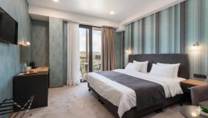 una camera d'albergo con un letto e un balcone di Brooch Boutique Hotel a Tbilisi City