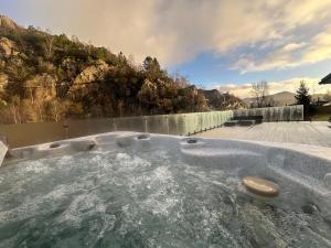 een jacuzzi met bij Aurora Bliss - Fjordfront Jacuzzi & Sauna near Bergen in Askøy