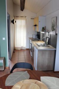 eine Küche mit Spüle und Arbeitsplatte in der Unterkunft La petite maison in Cuxac-Cabardès
