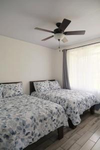 Ένα ή περισσότερα κρεβάτια σε δωμάτιο στο Twins of Paradise Getaway