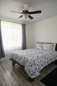 Ένα ή περισσότερα κρεβάτια σε δωμάτιο στο Twins of Paradise Getaway