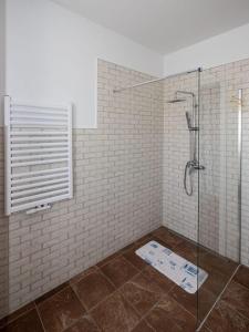 a bathroom with a shower with a glass door at Ferienhaus Sieroslaw polnische Ostsee mit Kamin in Sierosław +60 photos