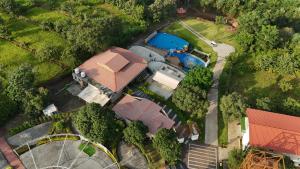 Swimmingpoolen hos eller tæt på Aaryans rieverwood resort