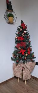 un albero di Natale in un angolo di una stanza di Apartman Eterna a Bijeljina
