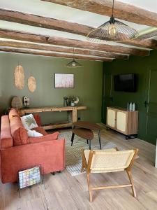 een woonkamer met een bank en een tafel bij Maison in Le Bugue