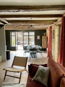 een woonkamer met een bank en een tafel bij Maison in Le Bugue