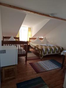 Vila Apuseni房間的床