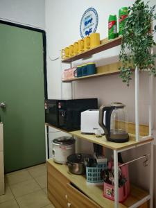 Kuchyň nebo kuchyňský kout v ubytování Ian's homestay II tanahrata chighlands