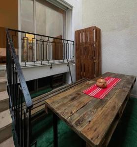 uma mesa de madeira em um quarto ao lado de uma varanda em Blueyes em La Marsa