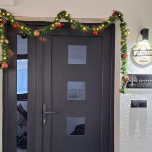 una porta con una ghirlanda natalizia sopra di Apartman Eterna a Bijeljina