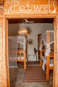 En eller flere køjesenge i et værelse på Coconut Mafia Island Bungalows