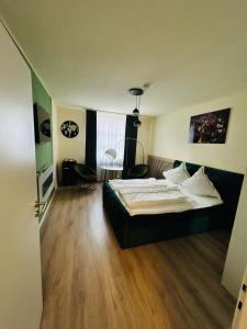 ein Hotelzimmer mit Bett, Tisch und Stühlen in der Unterkunft Elegant Studio in Gengenbach Old Town with Tower View in Gengenbach