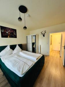 Postel nebo postele na pokoji v ubytování Elegant Studio in Gengenbach Old Town with Tower View