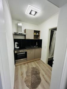 eine Küche mit Herd und Arbeitsplatte in der Unterkunft Elegant Studio in Gengenbach Old Town with Tower View in Gengenbach