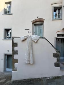 un nœud sur le côté d'un bâtiment blanc dans l'établissement BORGO COMPAGNIA la Torre, à Castiglion Fibocchi