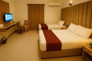 Valencia hotel Downtown في القاهرة: غرفة فندقية بسريرين وتلفزيون