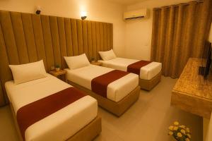 Valencia hotel Downtown في القاهرة: غرفة فندق بها سريران ومكتب