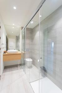 Φωτογραφία από το άλμπουμ του LXR Crown Residence 2BR Design σε Fuengirola +25 φωτογραφίες