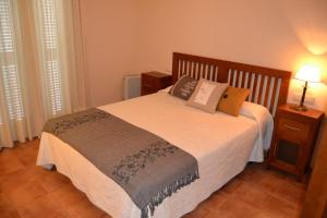 a bedroom with a bed and a lamp on a table at Casa José in La Herradura