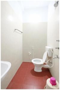 ein Badezimmer mit Toilette und Badewanne in der Unterkunft Chakra Tirtha Road Hotel Premium D2 Stay Near Sea Beach - WiFi # Parking And Restaurant Facilities- Budget Hotel In Puri in Puri