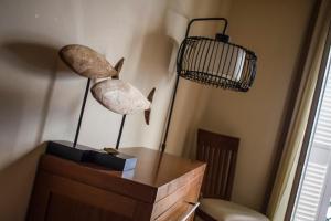two lamps on top of a dresser in a room at Casa José in La Herradura