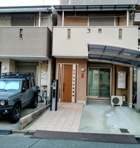 a jeep parked in front of a building at 京旅别莊 in Kyoto