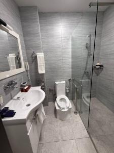 Phòng tắm tại Rauza Hotel Tashkent +2 ảnh