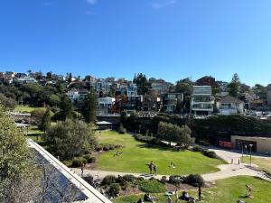 een groep mensen in een park in een stad bij Beach & Ocean View Apartments Tamarama in Sydney