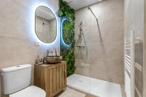 een badkamer met een douche, een toilet en een wastafel bij Antibes Old Town Apartment in Antibes