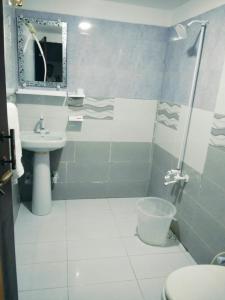 ein Badezimmer mit Dusche, Waschbecken und Toilette in der Unterkunft Hotel Prime Residency in Karatschi