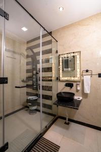 ein Badezimmer mit Waschbecken und Spiegel in der Unterkunft Namaste Khatu Shyam in Khātu