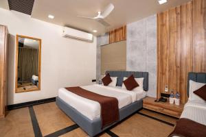 ein Schlafzimmer mit einem Bett und einem Spiegel in der Unterkunft Namaste Khatu Shyam in Khātu + 46 Fotos