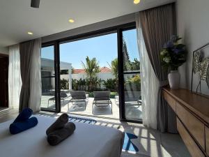 En eller flere senge i et værelse på Newly built private Quinta Lane 4br pool villa + 61 billeder